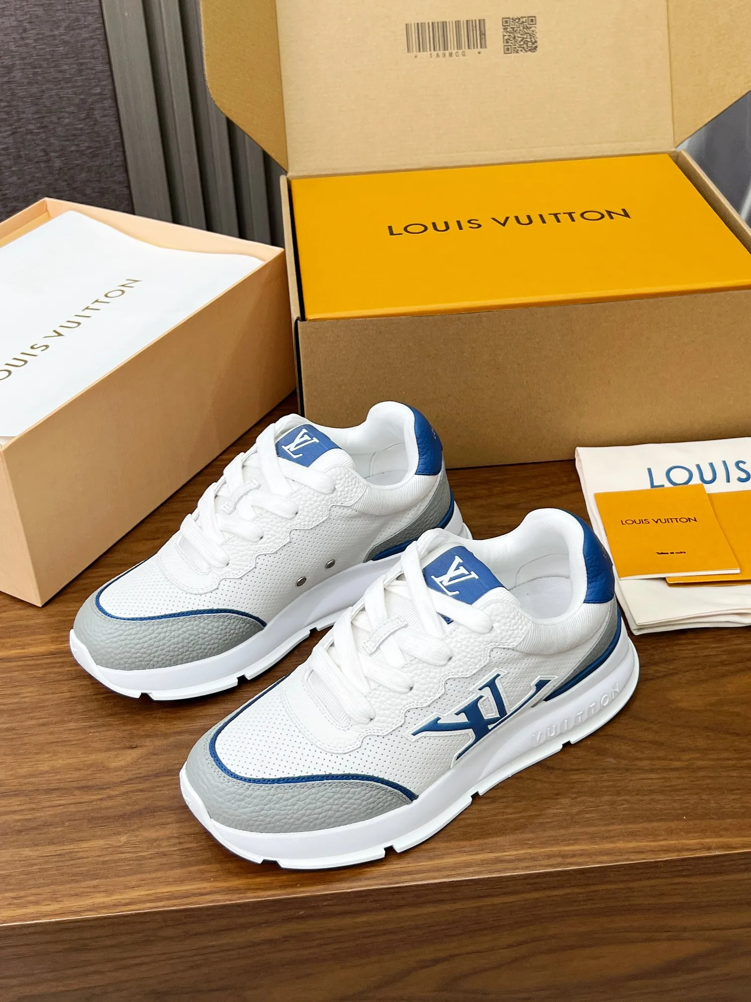 👟👟Ex-factory price 680👟👟 Men's size +10 LV Louis Vuitton L Jialu brand thick-soled casual couple sneakers🔥🔥🔥 Made of smooth cow leather and elegant design, can be easily integrated into various styles. The eye-catching LV letters are marked on the side of the shoe, and the lightweight rubber outsole is embellished with the Vuitton logo ▪️ Sole thickness: 4CM. The counter specializes in the latest casual shoes and new hard goods 🆕 ❥Purchase level! Full of high-end feel! A popular model among bloggers at home and abroad, it’s retro and fashionable and looks amazing on your feet! Wear a lot of happiness! The official website’s main recommendation★ ▪️Upper: Original custom-made imported calfskin fabric ▪️Inner lining: breathable gauze imported from Italy ▪️Outsole: rubber foam ➕tpu high-end outsole ▪️Shoe size: women’s 35-41, (women’s 41 is custom-made). Men's clothing 39-46 (45-46 customized).